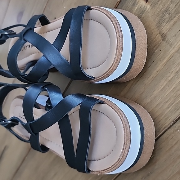 Lucky Brand Black Leather Strappy Sandal size 6 - Picture 5 of 14